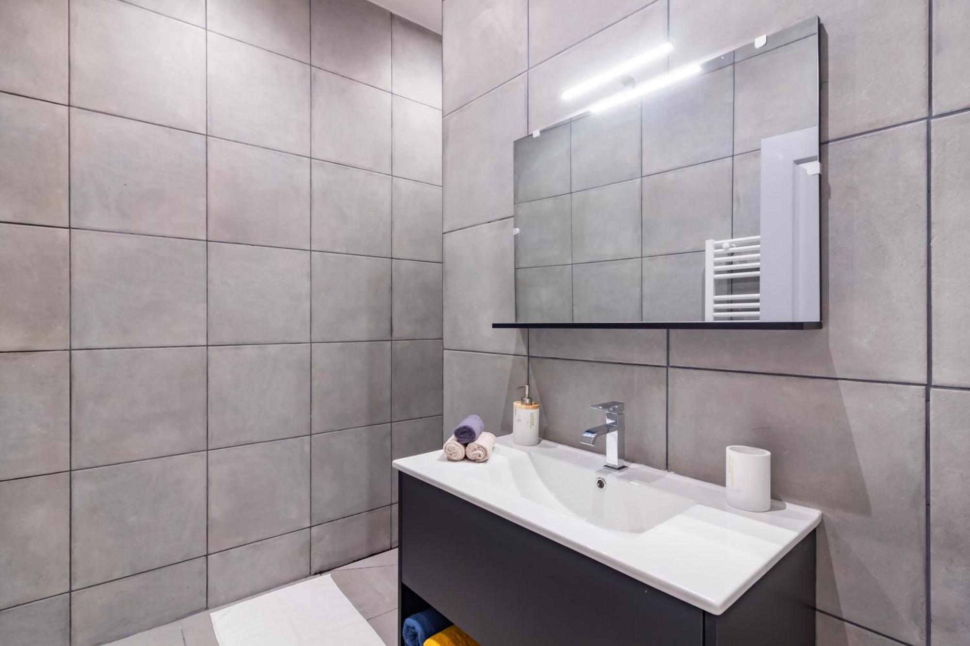 Spacieux Appartement En Plein Coeur De Béziers Esterno foto